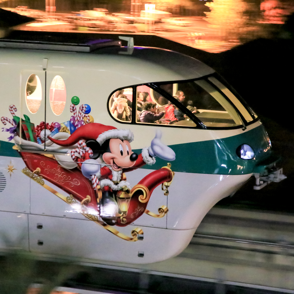 ディズニーリゾートラインに乗ってクリスマスを楽しもう Yoshi Travel Photography
