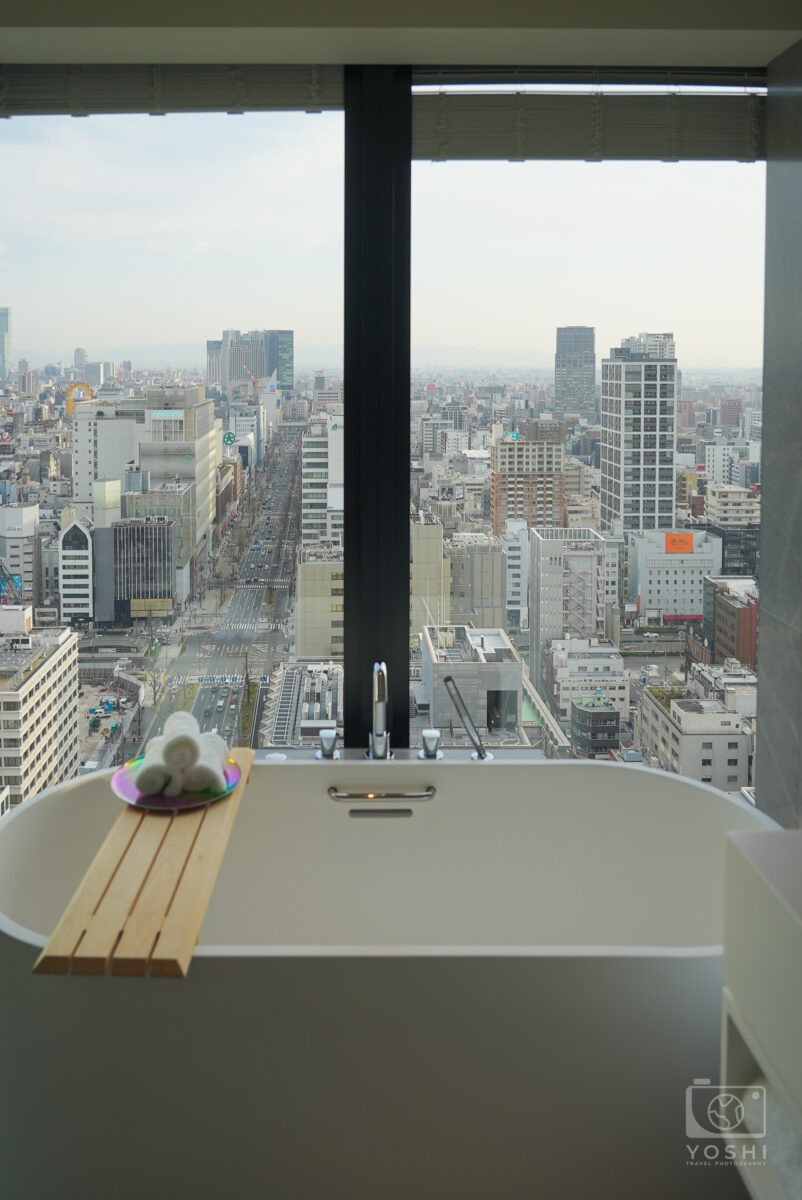 バスタブと、窓越しに見える大阪の景色