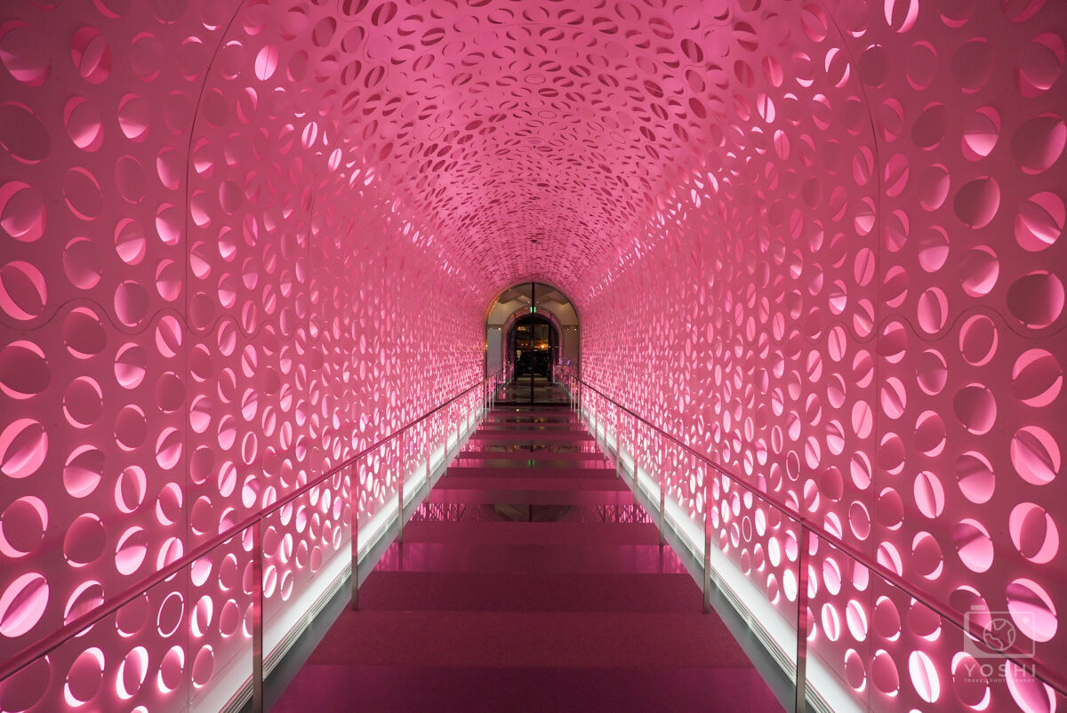 ピンクのトンネルが印象的なW大阪のエントランス
